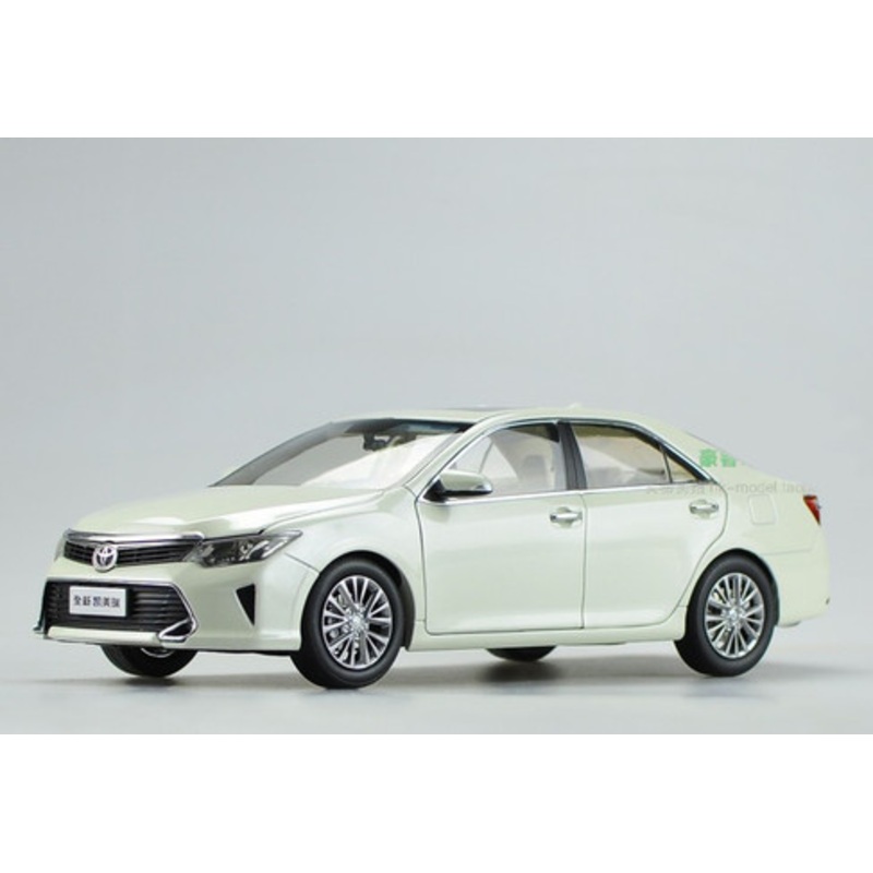 1/18 2015 Dealer Edition Toyota Camry (White) Diecast Car Model