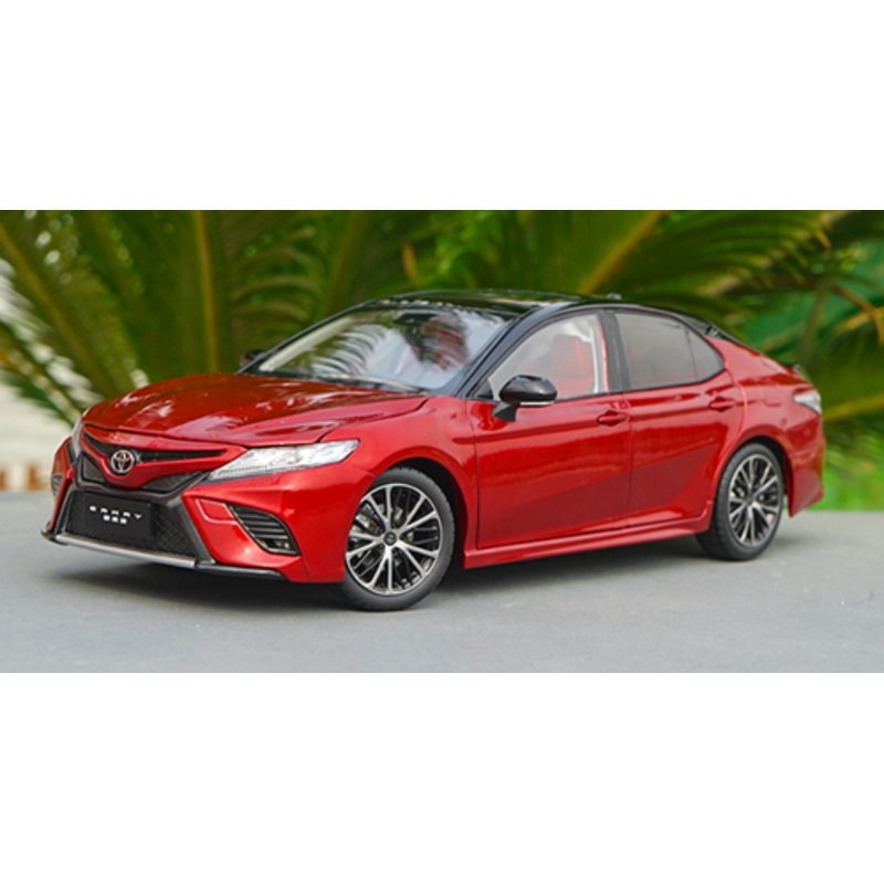 1/18 Dealer Edition 8th Generation (2018-Present) Toyota Camry XSE SE (Red) Diecast Car Model