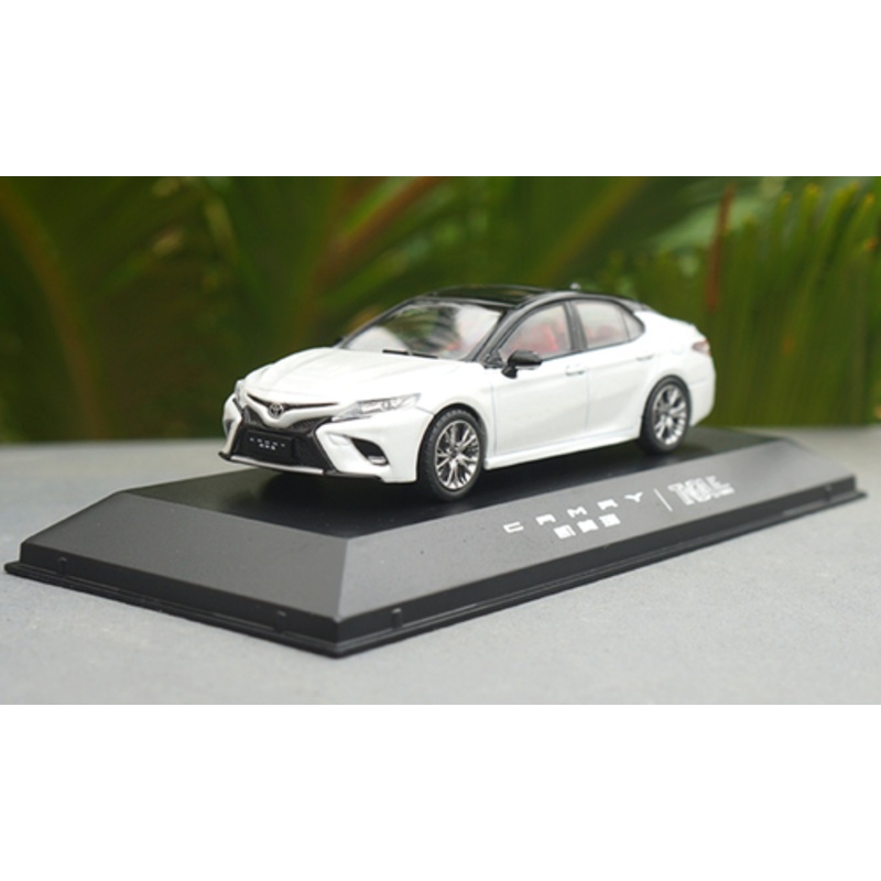 1/43 Dealer Edition 8th Generation (2018-Present) Toyota Camry XSE SE (White) Diecast Car Model