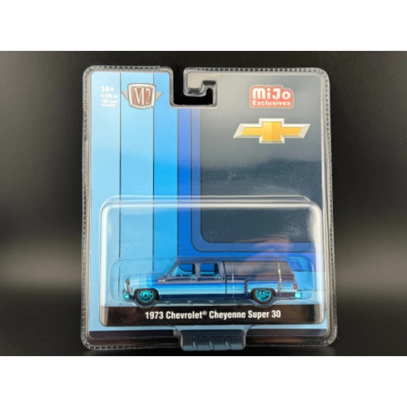 CHASE CAR 1/64 M2 Machines 1973 Chevrolet Cheyenne Super 30 Dually with Camper Shell (Blue) Diecast Car Model