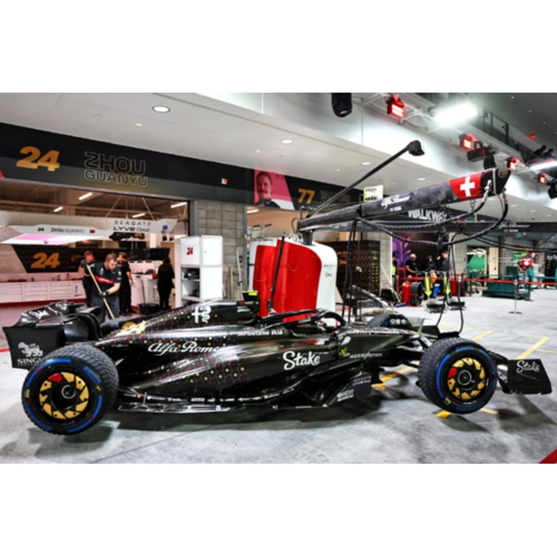 1/18 MINICHAMPS ALFA ROMEO F1 TEAM KICK C43 - GUANYU ZHOU - LAS VEGAS GP 2023 Resin Car Model