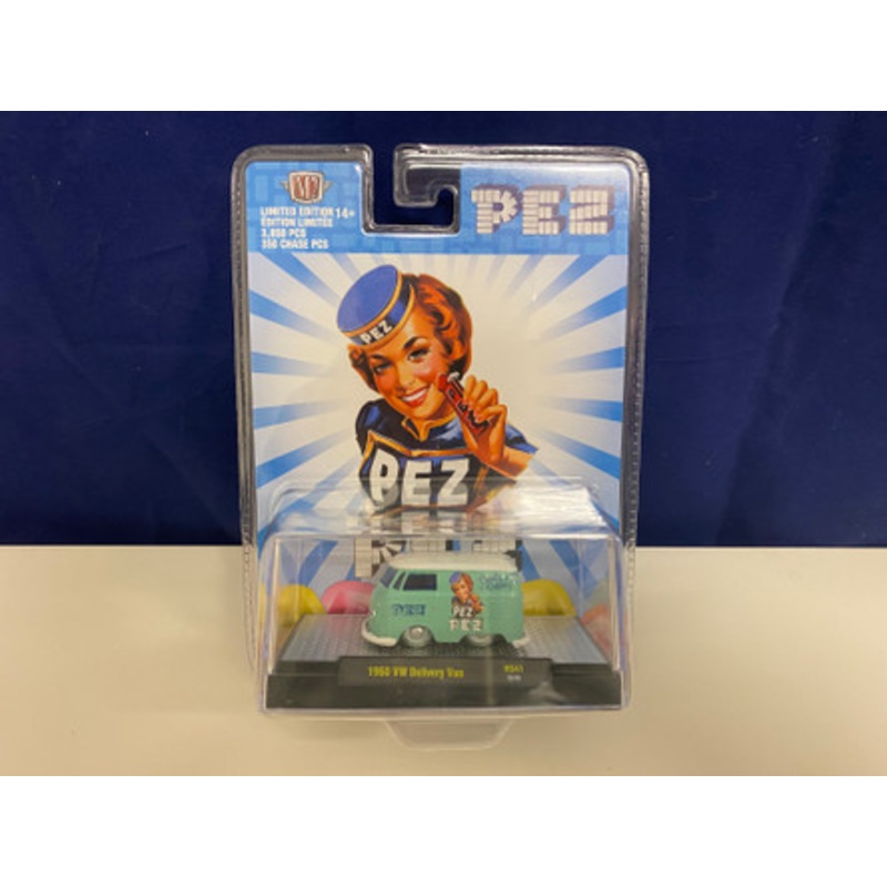 CHASE CAR 1/64 M2 Machines 1960 Volkswagen VW Delivery Van Short Bus Custom PEZ Diecast Car Model