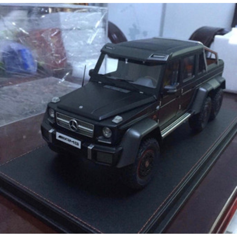 1/18 Extra Large Extended Acrylic Display Case with Black Leather Base (car model not included)