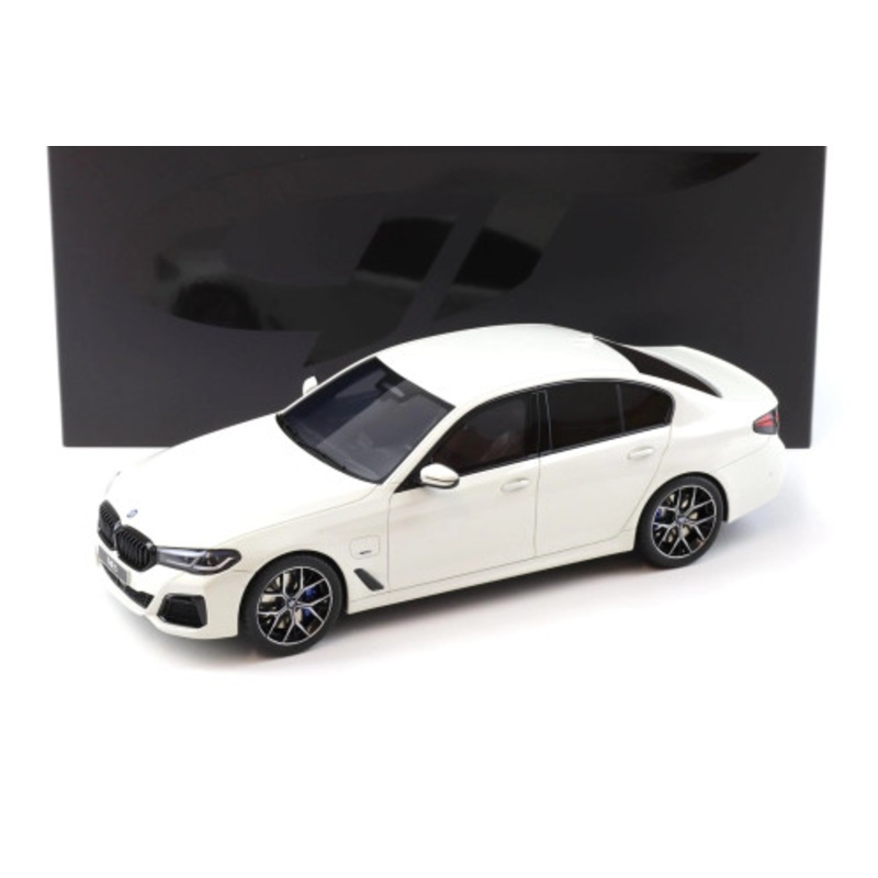 1/18 GT Spirit 2023 BMW 545e xDrive Saloon M Sport (Alpine White) Car Model