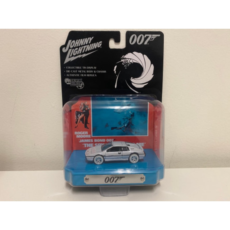 CHASE CAR 1976 Lotus Esprit S1 White with Collectible Tin Display "007" (James Bond) "The Spy Who Loved Me" (1977) Movie (10th in the James Bond Series) 1/64 Diecast Model Car by Johnny Lightning