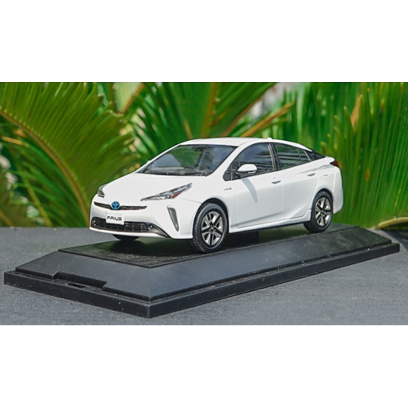 1/30 Dealer Edition Toyota Prius 4th Generation (XW50; 2015-present) (White) Diecast Car Model