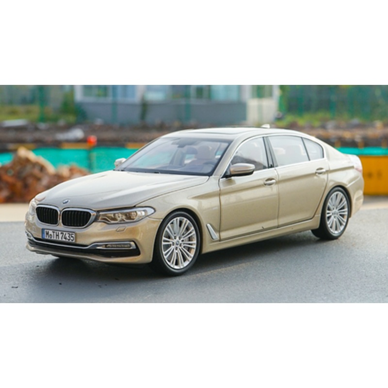 1/18 Dealer Edition G30 5 Series Long Wheel Base 530i 530e 540i 540d (Champagne) Diecast Car Model