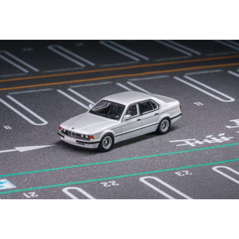 1/64 DCM BMW E32 7-Series Sedan (White) Diecast Car Model